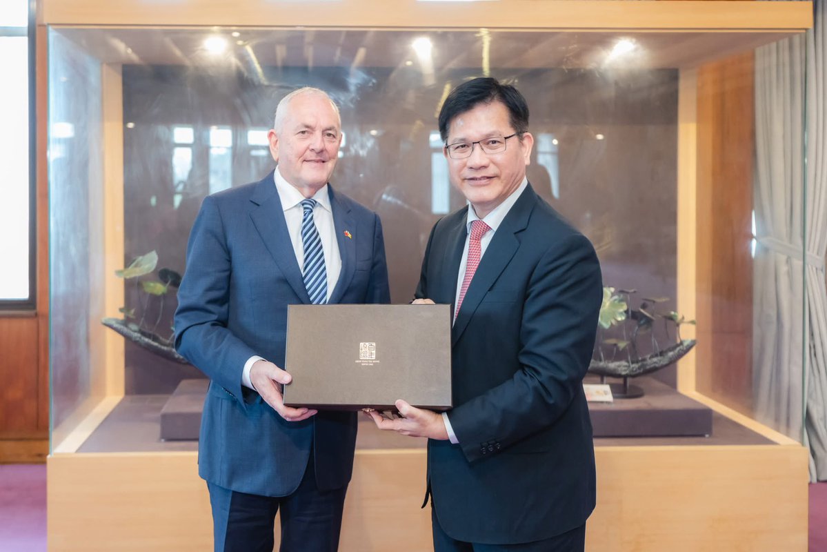 chia_lung's tweet image. Great to host Irish Deputy Speaker @JMcGuinnessTD and his cross-party delegation. We share democratic values and see strong potential for cooperation in semiconductors, education & trade. #Taiwan and #Ireland can be reliable partners in a changing world.
