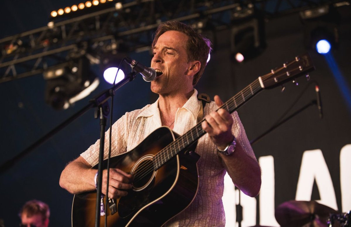 FanFunDamian's tweet photo. Each original track on Damian Lewis' debut album #MissionCreep carries a personal story and I'll dive into those stories one by one, sharing all the insights I can uncover about each song. This week's song is #SheComes ๐ธ https://t.co/2yuCBjOKWJ #DamianLewis #DamianLewisMusic https://t.co/AWzPyfrY1w