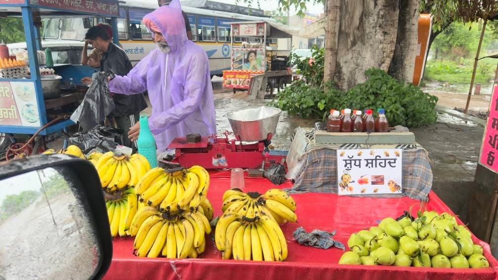 ਮੈਂ ਕੱਲ ਬਰਨਾਲੇ ਤੋਂ ਆ ਰਿਹਾ ਸੀ ਮੀਂਹ ਪਵੇ ਆਹ ਬਾਈ ਬਰਨਾਲੇ ਬੱਸ ਅੱਡੇ ਆਲੀ ਸ਼ੜਕ ਤੇ ਖੜ੍ਹਾ ਮੈਂ ਗੱਡੀ ਰੋਕ ਕੇ ਪੁੱਛ ਲਿਆ ਬਾਈ ਕੰਮ ਕਾਰ ਕਿਵੇਂ ਆਂ ਕਹਿੰਦਾ ਹਾਲੇ ਤਾਂ ਮੰਦਾ ਏ ਜਦੋਂ ਮੀਂਹ ਹਟ ਗਿਆ ਓਦੋਂ ਵਿਕੂ ਸਮਾਨ
ਮੈਂ ਆਖਿਆ ਜੇ ਮੀਂਹ ਨਾਂ ਹਟਿਆ ਤਾਂ ਹੱਸ ਕੇ ਆਖਦਾ ਓਨੂੰ ਫਿਕਰ ਆ..!