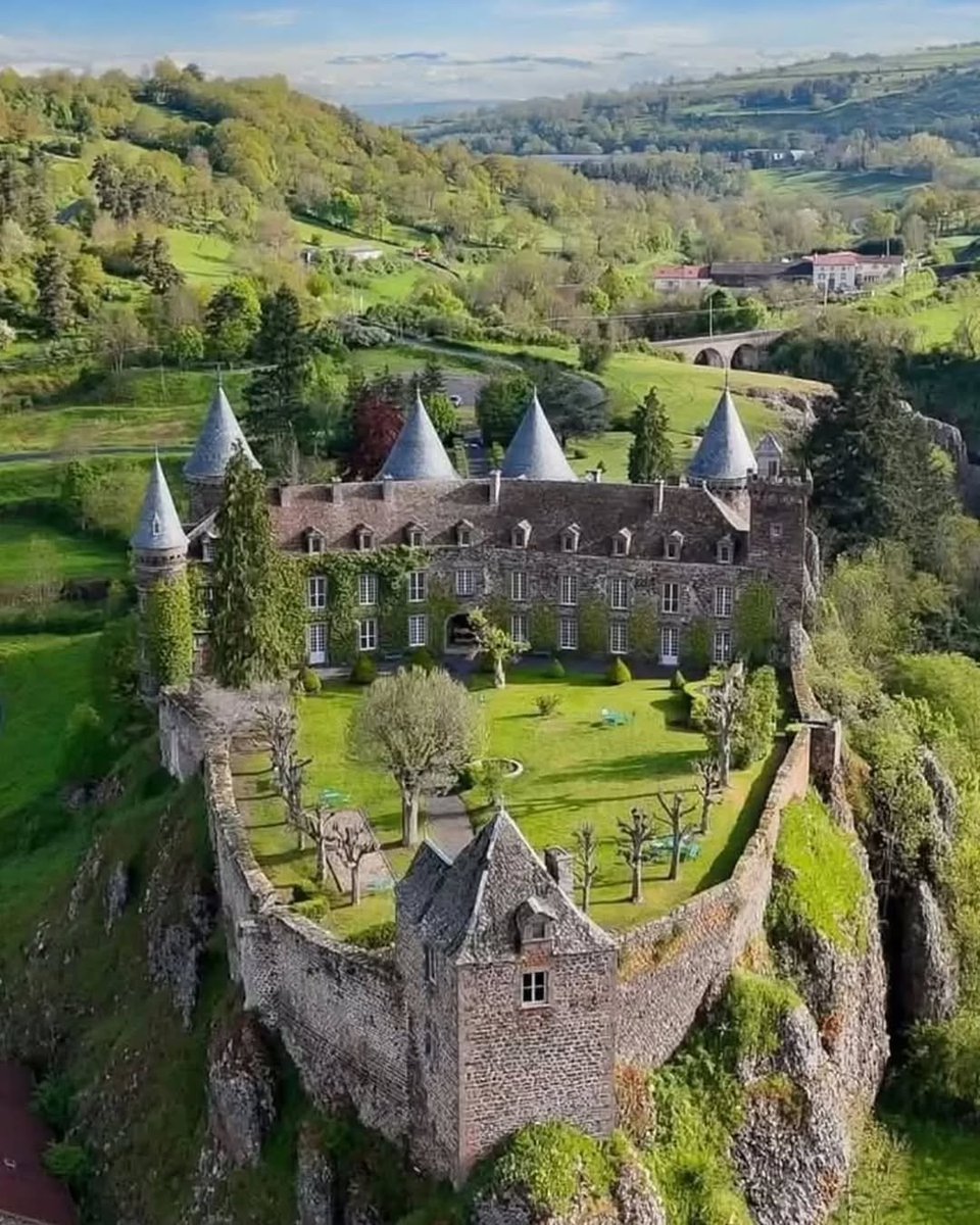 HeritageMatterz's tweet image. Medieval fortress, Château du Sailhant - France.
Originally built in the 12th century, the fortress was strategically positioned on a triangular basalt outcrop, with steep cliffs on three sides, making it accessible only from the north.