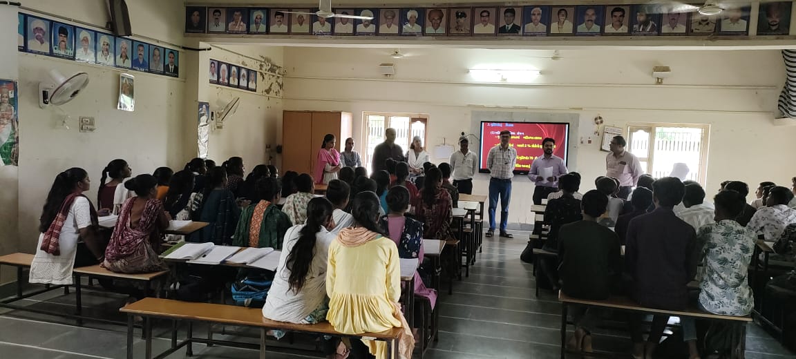 DiecoPatan's tweet photo. જિલ્લા ક્ષય અધિકારીશ્રી ડૉ ડી.એન.પરમાર સાહેબ દ્વારા તા 23/07/25ના રોજ ચાણસ્મા તાલુકામાં આવેલ સુણ��ર શાળામાં વિદ્યાર્થી અને વિદ્યાર્થીનીઓને #ટીબી વિશે માહિતી આપી જેમાં રોગના કારણો,તેના પ્રકારો,લક્ષણો,નિદાન,સારવાર, તથા સરકારની યોજનાઓ વિશેની માહિતી આપીને  માહિતગાર કરેલ #tbmuktbharat https://t.co/WXdyLhyLbp