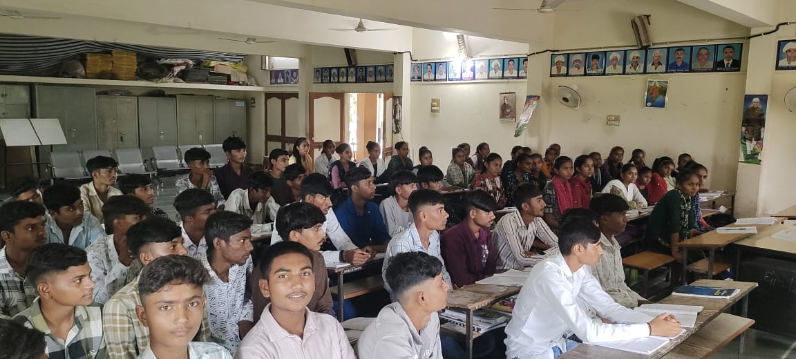 DiecoPatan's tweet photo. જિલ્લા ક્ષય અધિકારીશ્રી ડૉ ડી.એન.પરમાર સાહેબ દ્વારા તા 23/07/25ના રોજ ચાણસ્મા તાલુકામાં આવેલ સુણ��ર શાળામાં વિદ્યાર્થી અને વિદ્યાર્થીનીઓને #ટીબી વિશે માહિતી આપી જેમાં રોગના કારણો,તેના પ્રકારો,લક્ષણો,નિદાન,સારવાર, તથા સરકારની યોજનાઓ વિશેની માહિતી આપીને  માહિતગાર કરેલ #tbmuktbharat https://t.co/WXdyLhyLbp