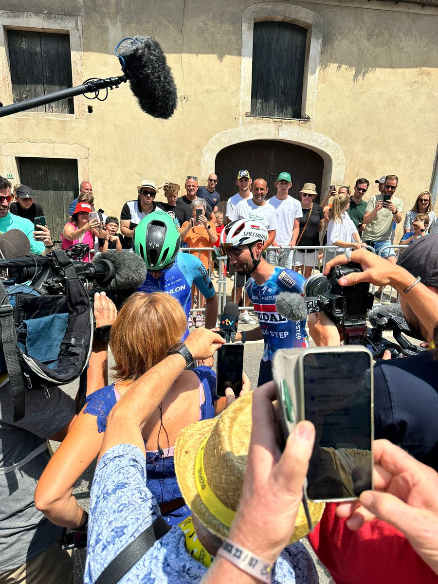 soudalquickstep's tweet image. The two Paret-Peintre brothers at the start of #TDF2025 stage 17 😃