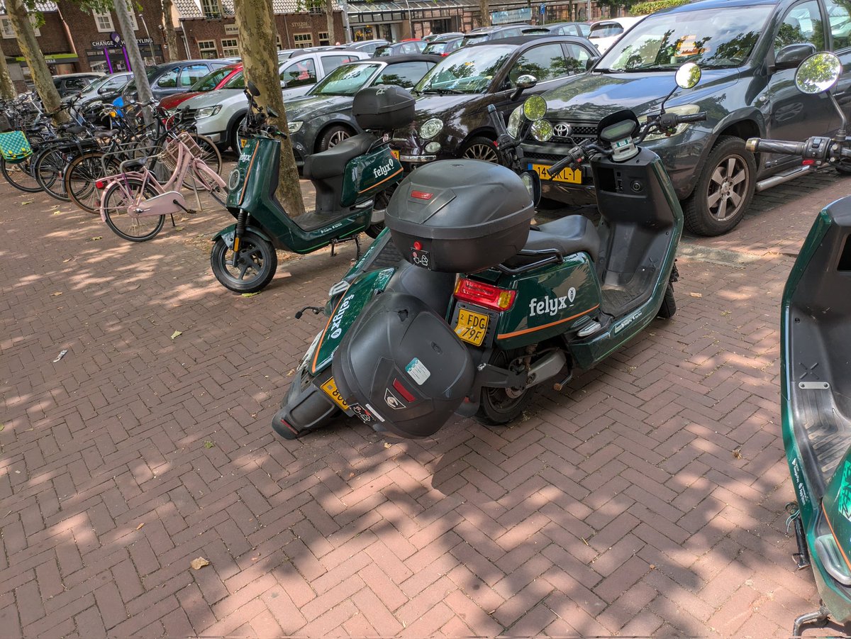mrtsoft's tweet photo. Geen probleem @ridefelyx #deelschroot ligt gewoon over elkaar heen #rosmalen 
met dank aan @RosmalensBelang en #raaddb @JackMikkers https://t.co/koxabDeaYO