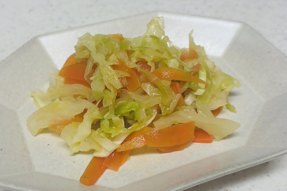 これも保育園で教わったレシピ
・キャベツとにんじんの出汁煮

キャベツ1/4と人参1/3を細切りにして、200mlの出汁で煮ながら汁気を飛ばす。完成して味が足りなければ塩昆布追加。
煮ることでクタクタになっておいしい。地味だけどなんか給食の味がする