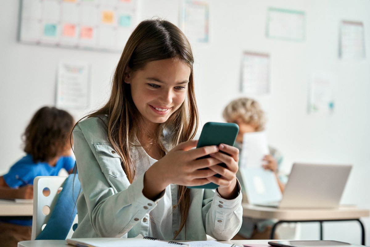 ScottWRasmussen's tweet image. 🚨 Given a choice, 52% of parents would send their children to schools where cellphones are allowed.
✅️ 34% would choose a school where cellphones are banned.
✅️ 69% believe parents should be able to choose between schools offering different cellphone policies.
✅️ Always…