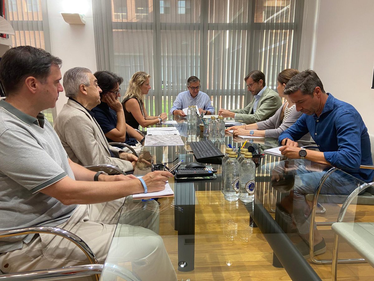 GVAeducacio's tweet image. ➡️El conseller d'Educació, @jarovirajover, i el DG d'Infraestructures Educatives, José María Larena, s'han reunit amb l'alcaldessa de @AjXirivella, Paqui Bartual, per a analitzar la situació de les infraestructures educatives d'este municipi.