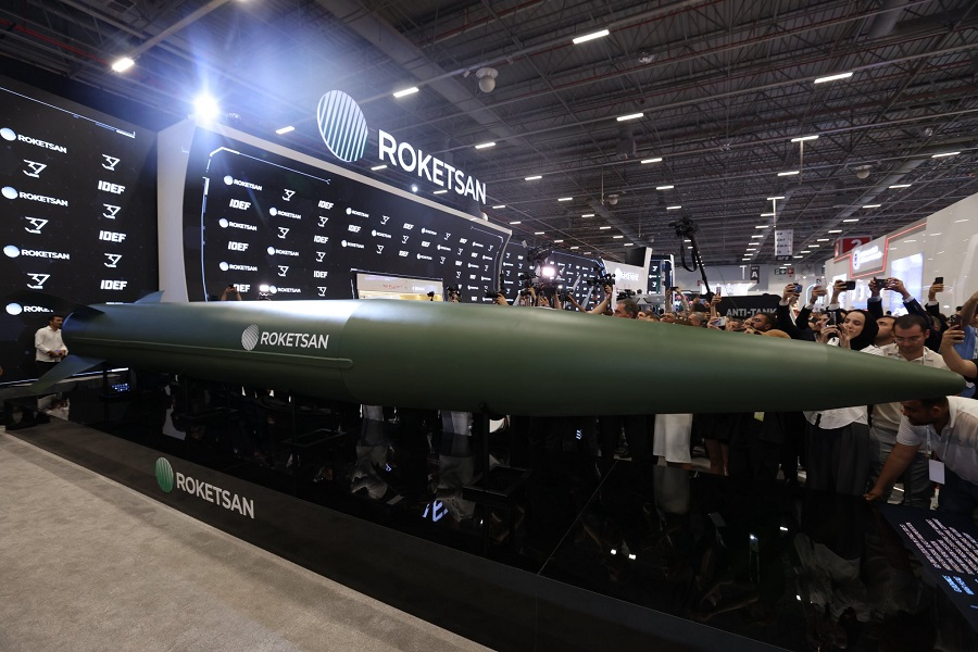 NationalIndNews's tweet image. #BREAKING #Turkey JUST IN: Turkey unveiled its first hypersonic missile, the “Typhoon Block-4,” at the defense industry fair in Istanbul.
The missile weighs over seven tons and can reach speeds exceeding 6,000 km/h.