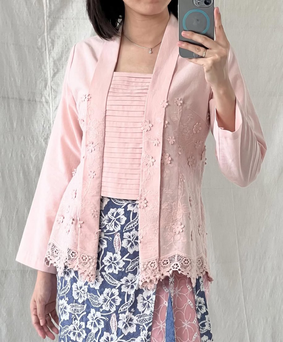 mexrmaids's tweet photo. pretty kebaya for graduation 

a thread https://t.co/Yha70Xh5KX
