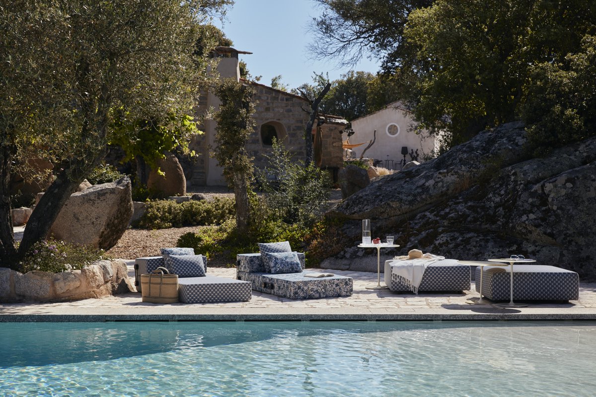 Kartell ikonik ve zamansız mobilya tasarımları ile bu yaz açık alanlarınıza konfor ve estetik katıyor.  

#kartell #cumbaselection #mobilya #dekorasyon