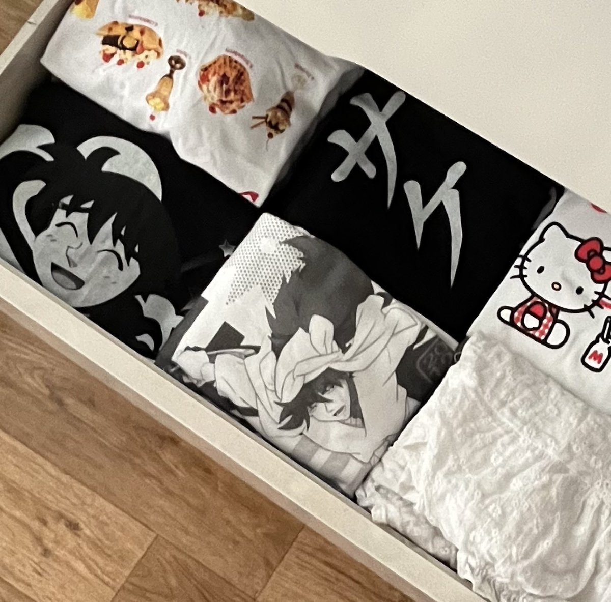 pizza202020's tweet image. 옷장 정리를 하다