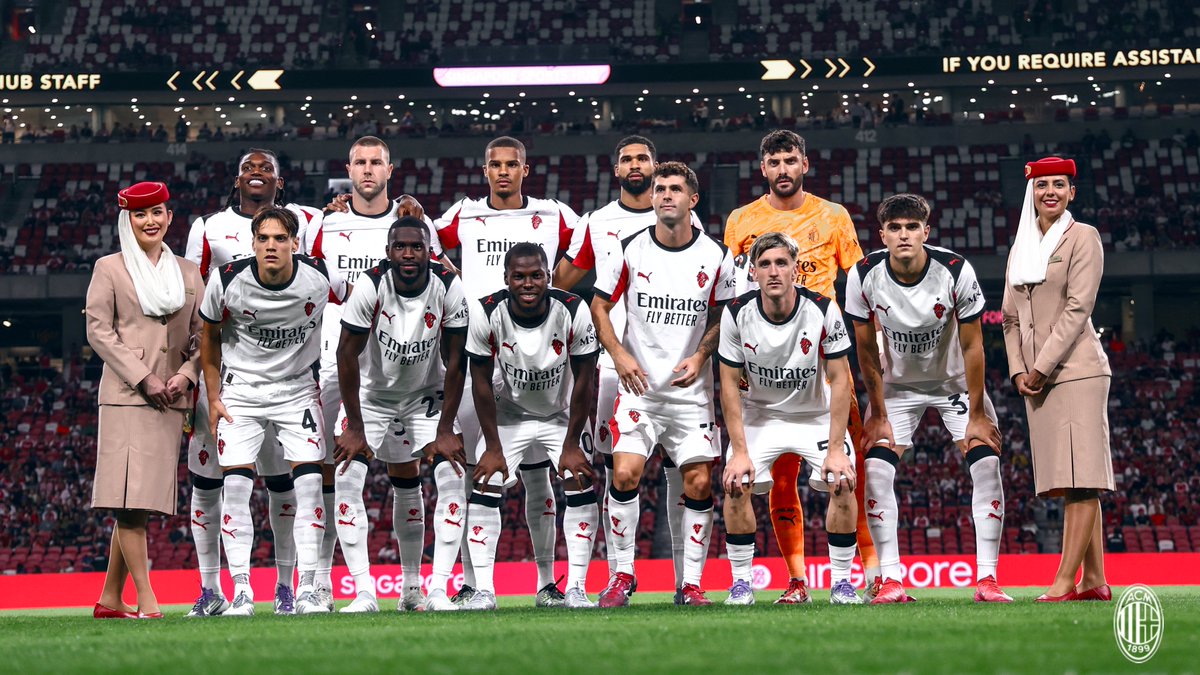 acmilan's tweet image. Matchday meets runway ✈️🔴⚫
Our Starting 11 linked up with the Emirates cabin crew 👔🤝
#FlyBetter #Emirates @emirates