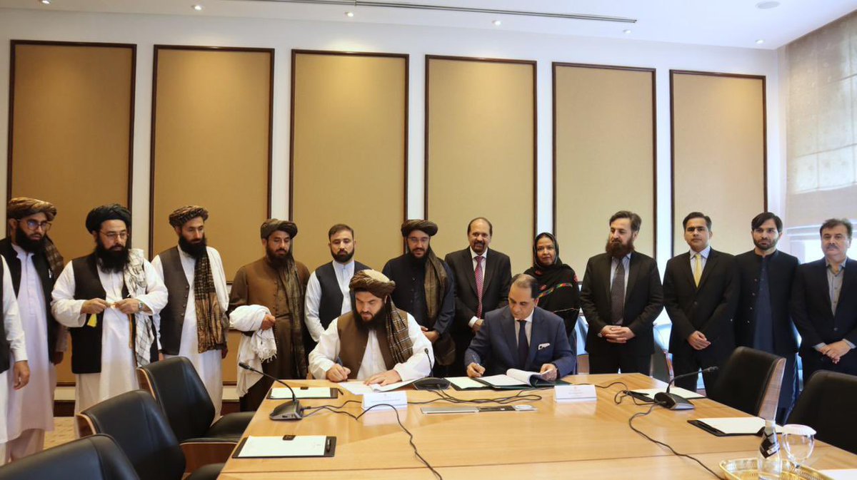 AmbassadorSadiq's tweet image. Pakistan's Secretary Commerce Jawad Paul and Afghanistan's Deputy Trade Minister Mullah Ahmadullah Zahid signed the Early Harvest Program of Preferential Trade Agreement (PTA) between the two countries. Under this agreement, Pakistan will export mangoes, kinnows, bananas, and…