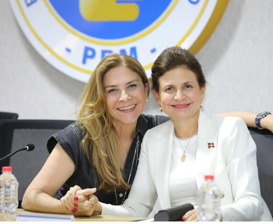 Jorge Frias (@jorgefrias1959) on Twitter photo Me gusta esa foto, pero con el mayor respeto a <a href="/CarolinaMejiaG/">CarolinaMejiaG</a> <a href="/RaquelPenaVice/">Raquel Peña</a> un consejo de un hombre que no sufre ginefobia, pónganse de acuerdo, ustedes pueden romper el mito de que nuestro país no está preparado para una mujer presidenta, yo creo en talento de las mujeres Me gusta esa foto, pero con el mayor respeto a <a href="/CarolinaMejiaG/">CarolinaMejiaG</a> <a href="/RaquelPenaVice/">Raquel Peña</a> un consejo de un hombre que no sufre ginefobia, pónganse de acuerdo, ustedes pueden romper el mito de que nuestro país no está preparado para una mujer presidenta, yo creo en talento de las mujeres