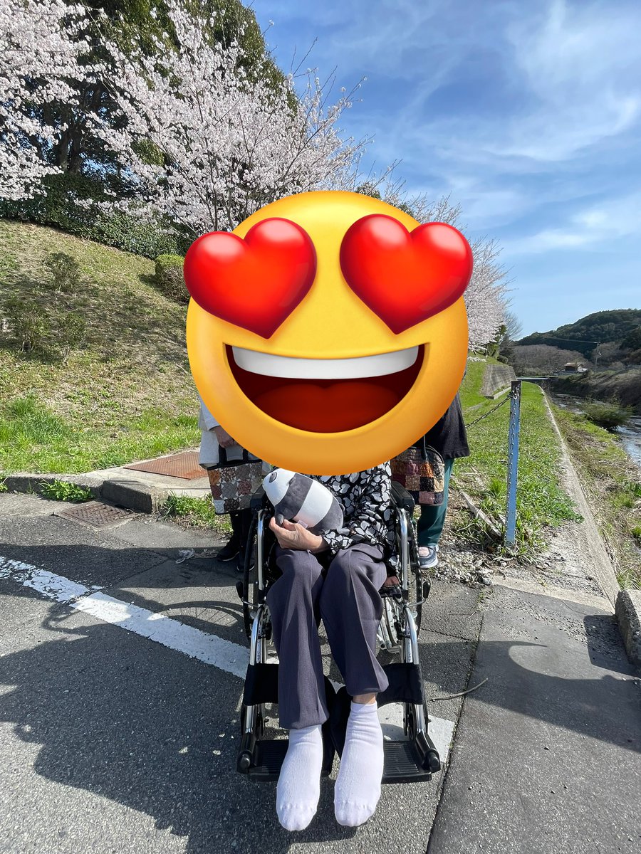 先日納めた94歳女性のファミリーヒストリービデオ📹

息子さんによると、お母さんは毎日見ていて、誰か尋ねてくると必ず一緒に見させるそうです😅

頭の刺激になっていたらいいな。