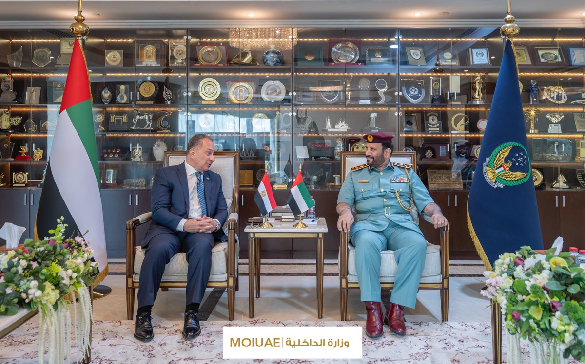 moiuae's tweet image. اللواء سالم الشامسي يلتقي مع السفير المصري
التقى اللواء سالم علي الشامسي وكيل وزارة الداخلية بالإنابة مع سعادة شريف عيسى سفير جمهورية مصر العربية لدى الدولة.
وبحث اللقاء سبل تعزيز التعاون في المجالات ذات الاهتمام المشترك بين البلدين الشقيقين وذلك بحضور عدد من ضباط وزارة…