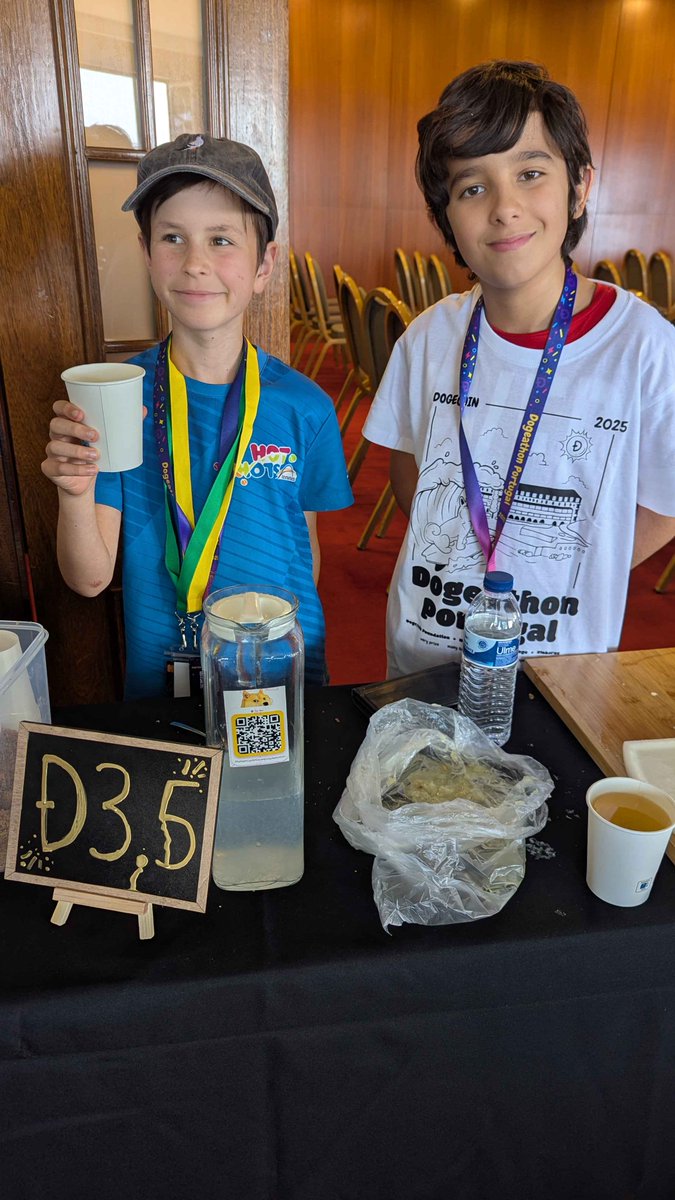 Two young entrepreneurs at the Dogecoin Hackathon have set up a lemonade stand 🍋 for attendees, exclusively in Doge!    Tips welcome 😉