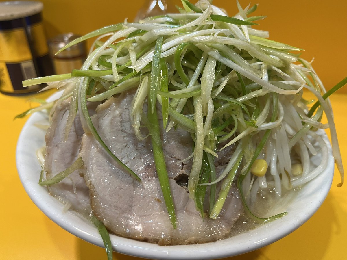 yasai2626's tweet image. ラーメン二郎 八王子野猿街道店2
なみのりつけ味
初のソロ野猿訪問。優しくしてあげようと事前に聞いてたが信じていいのかわからず震えながら入店。マジで優しいのきた!普通の野猿ってこんな美味いのか…?いつも美味いけど圧倒的に苦しさが勝っていた。
美味しかったです。ありがとうございました。