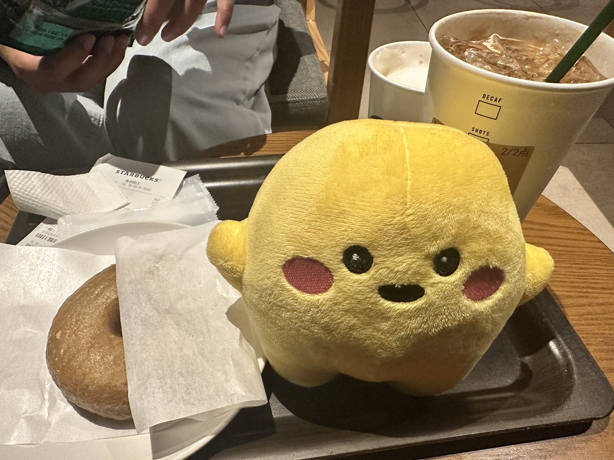 circularchan's tweet image. 花火終わりにお腹が空いて
ドーナツ🍩と
キャラメルマキアートを注文する
サーキュラー氏
ドーナツは穴が空いてるからゼロカロリー😂
#サーキュラー #万博花火 #伊達みきお