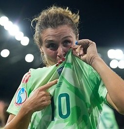 🎙 Cristiana #Girelli en <a href="/SkySport/">skysport</a> :

"Despertarse esta mañana fue durísimo; dormirse y despertarse, y darme cuenta de que todo esto ha terminado, duele aún más
Es como si nos hubieran quitado el juguete más preciado
Es cierto, debemos estar orgullosas, quizás mañana sea más