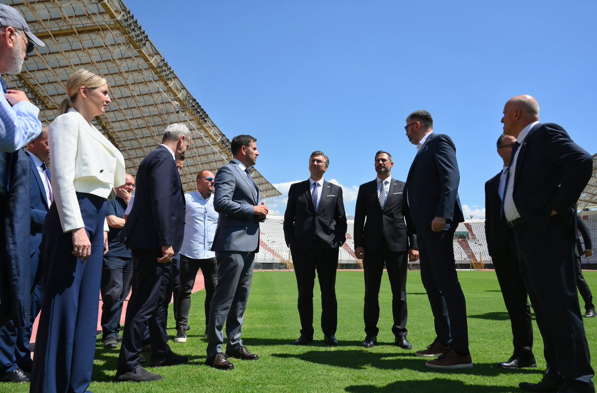 AndrejPlenkovic's tweet image. Posjet Splitu bio je prilika za obilazak Gradskog stadiona Poljud, koji je u nedavnom nevremenu pretrpio velika oštećenja. Zato smo na #sjednicaVRH donijeli odluku o dodjeli 2 milijuna € za hitnu sanaciju.
@VladaRH je proglasila Poljud sportskom građevinom od nacionalnog…