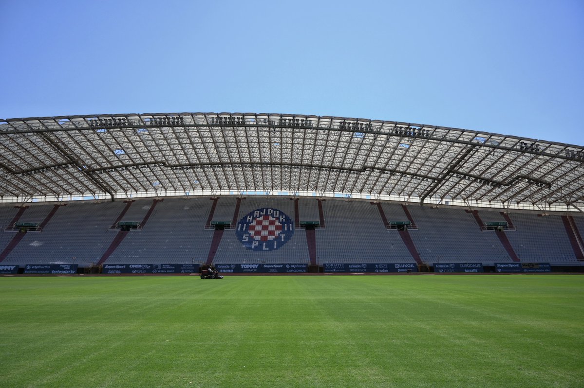 AndrejPlenkovic's tweet image. Posjet Splitu bio je prilika za obilazak Gradskog stadiona Poljud, koji je u nedavnom nevremenu pretrpio velika oštećenja. Zato smo na #sjednicaVRH donijeli odluku o dodjeli 2 milijuna € za hitnu sanaciju.
@VladaRH je proglasila Poljud sportskom građevinom od nacionalnog…