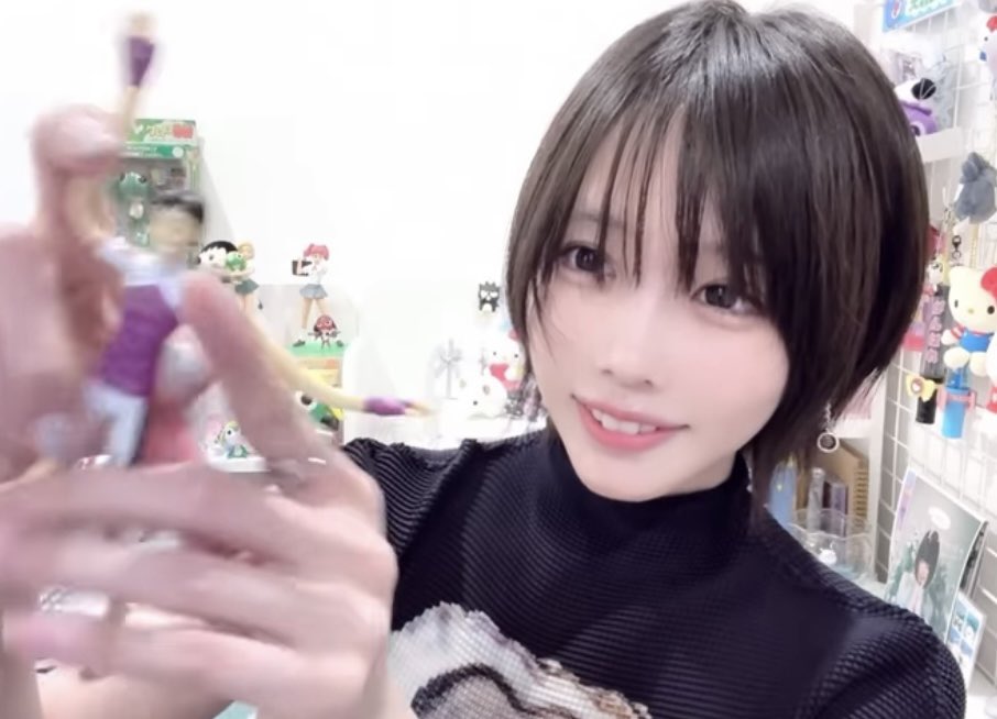 ファンからのプレゼントを一つひとつ身に着けて 喜んでくれるあの