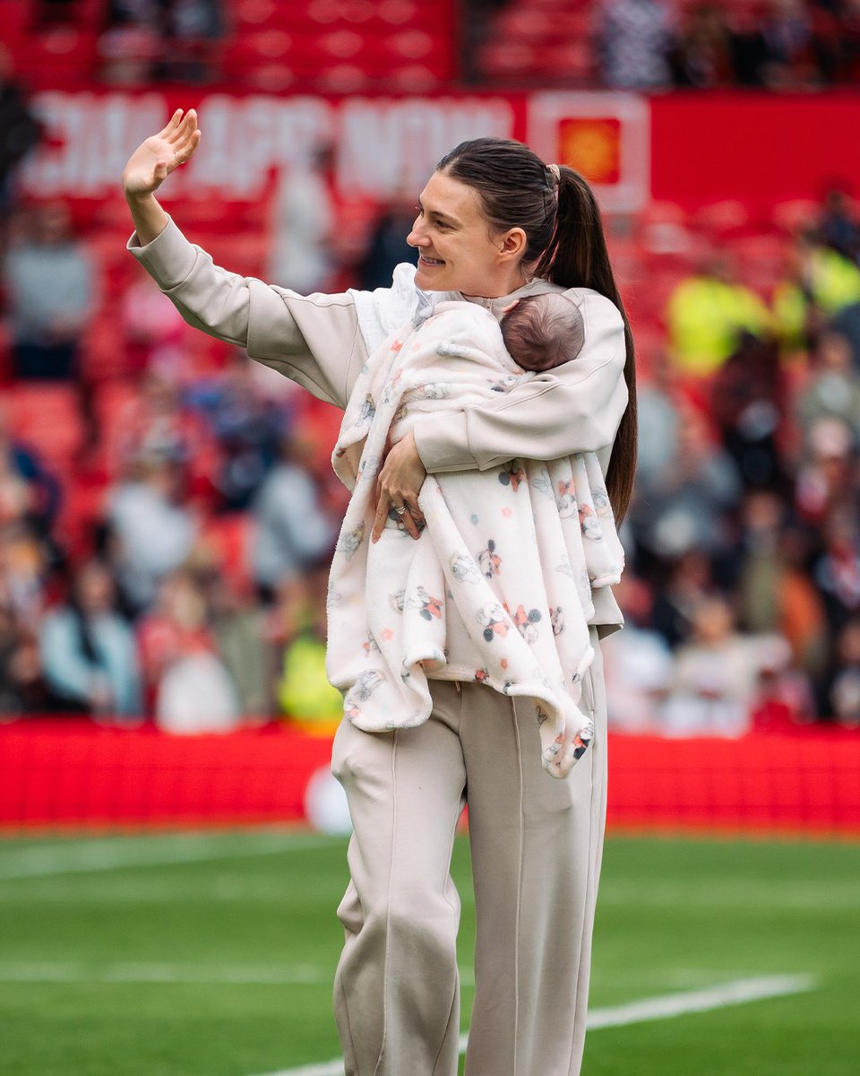 ManUtdWomen's tweet image. Celebrating 4️⃣ fantastic years of @HanBlundell ❤️
We can't wait to see you back out there! 🤩