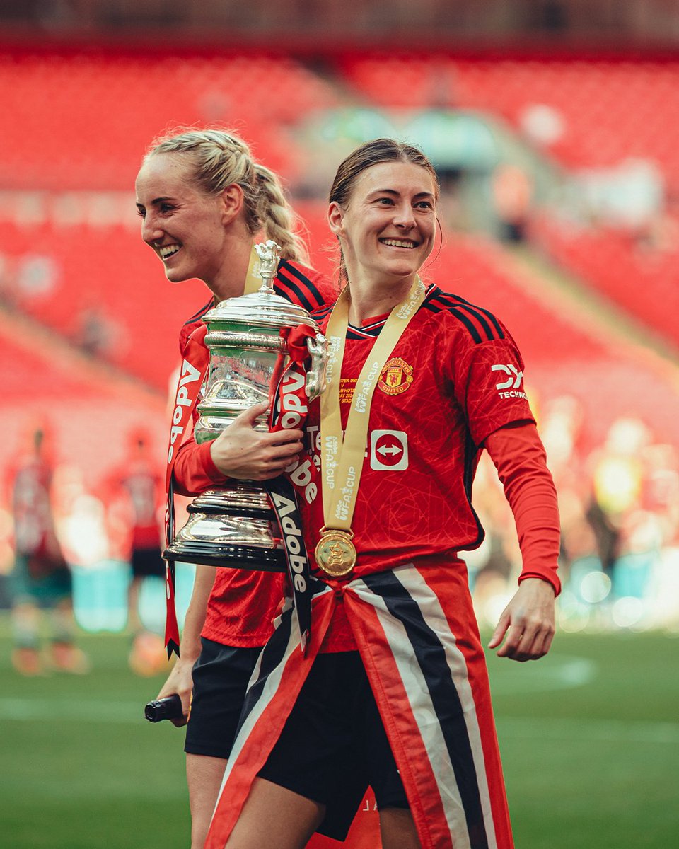 ManUtdWomen's tweet image. Celebrating 4️⃣ fantastic years of @HanBlundell ❤️
We can't wait to see you back out there! 🤩