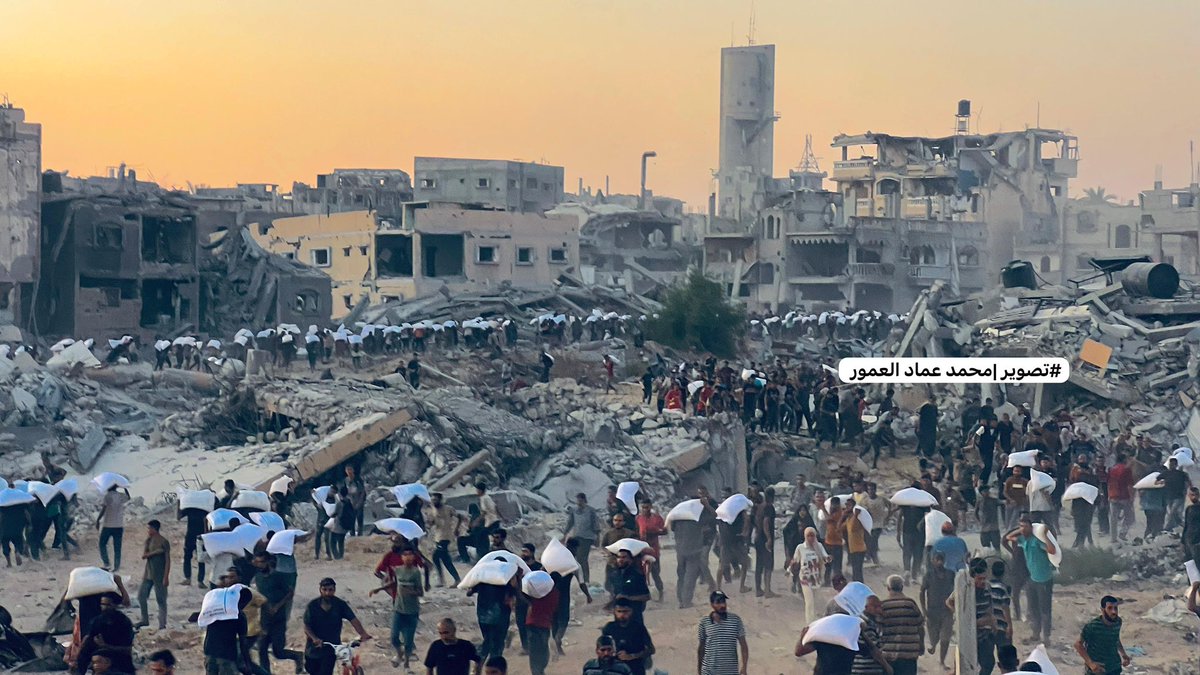 mohammedhaniya's tweet image. مدينة كاملة تبحث عن رغيف خبز !
لا تغرنكم هذه الصور.. كل من استفاد من أكياس الطحين، لا يتجاوزوا "10%" من سكان القطاع، فما دخل لا يتجاوز عشرات الشاحنات.
لمن تغرره تقارير وبطولات التمثيل من هنا وهناك.. المجاعة في غزة على أشدّها..