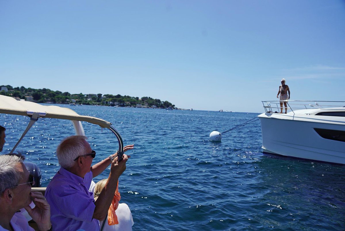 Au fond de la mer bleue, il y a la posidonie. Ce végétal marin, discret et pourtant essentiel, forme le socle de la vie sous-marine. Il nourrit, abrite, équilibre. Il permet à la faune et à la flore de prospérer et joue un rôle fondamental dans la préservation de notre littoral.