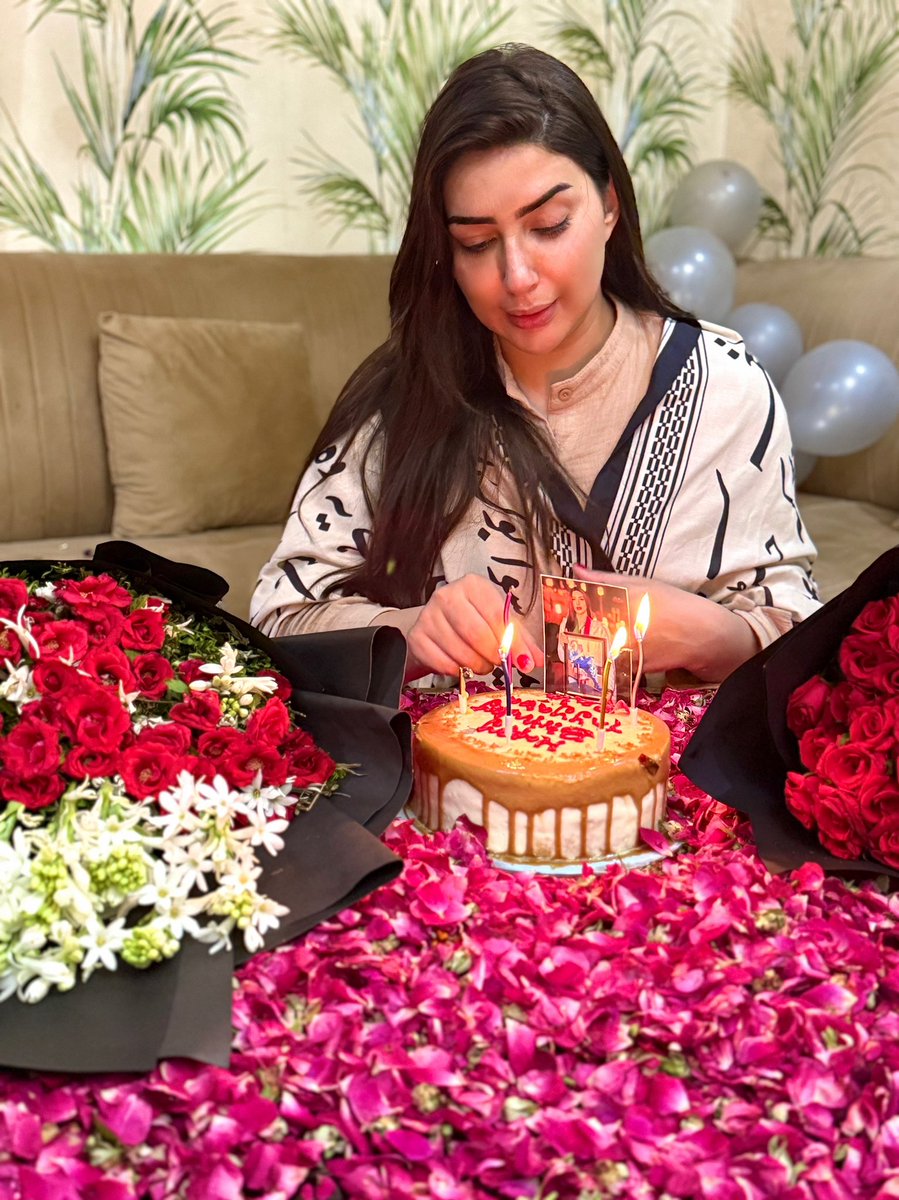 tayyabaraja_'s tweet image. کچھ خواب ہیں جنکو لکھنا ہے،
تعبیر کی صورت دینی ہے
کچھ پھُول ہیں جنکو چُننا ہے،
اور ہار کی صورت دینی ہے
کچھ لوگ ہیں اُجڑے دل والے،
جنہیں اپنی محبت دینی ہے
اے عمرِ رواں آہستہ چل،
ابھی خاصہ قرض چکانا ہے۔