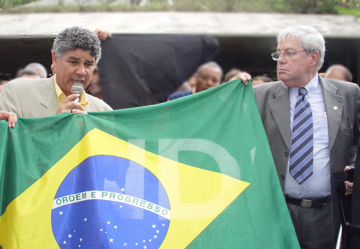 Enquanto uns, submissos e entreguistas, levantam faixa de Trump (!!!) na Câmara, tenho orgulho de defender o Brasil desde sempre, na companhia de gente honrada como o saudoso professor e economista Carlos Lessa (presidente do BNDES e reitor UFRJ)