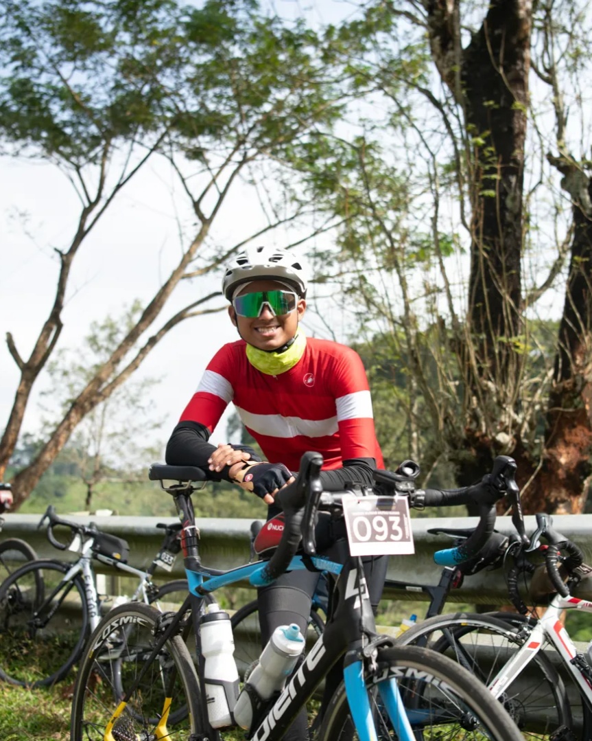 We’ve seen what determination looks like—on two wheels, through the mist.