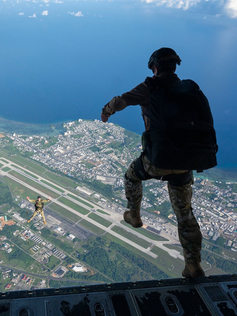 USNavy's tweet image. Hit the ground running 🏃🪂
Sailors and Marines assigned to Explosive Ordnance Disposal Mobile Unit 5 and Navy Special Warfare Group ONE jump off of the ramp of a U.S. Air Force C-130J Super Hercules during the U.S. Air Force's 2025 Department-Level Exercise series at Andersen…