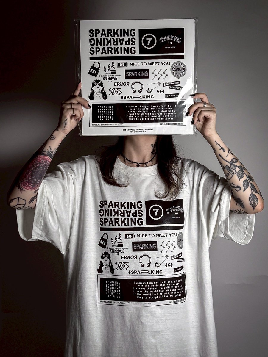 dr_select's tweet image. コンバンハー⚡︎
ウェブショップ更新しました!!
本日は、S.S.Sの7周年TシャツをUP!!
ロゴ詰め込みのレコードジャケット風のデザイン💿
パッケージもデザインに合わせてレコード風仕上げ!
中には Tシャツ、ミニポスター(30cm×30cm)、ステッカーが同封されています。…