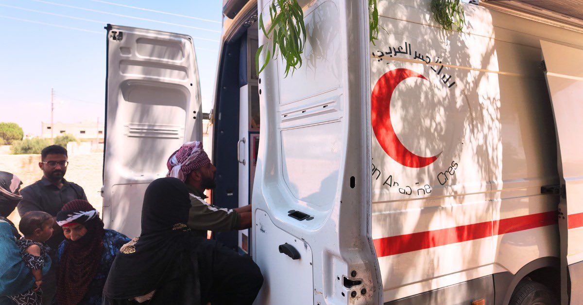 IFRC_MENA's tweet image. 📍 درعا، سوريا
في أحد مراكز الإيواء الجماعي التي تستضيف أكثر من 38 عائلة نازحة من السويداء، يقدّم فريق الصحة في الهلال الأحمر العربي السوري رعاية طبية أساسية من خلال عيادة متنقلة.
بدعم من الاتحاد الدولي، تمّ تقديم أكثر من 100 استشارة طبية، بما في ذلك خدمات الصحة الإنجابية…