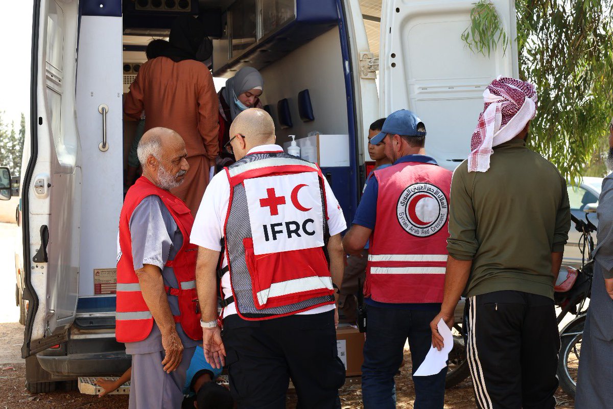 IFRC_MENA's tweet image. 📍 درعا، سوريا
في أحد مراكز الإيواء الجماعي التي تستضيف أكثر من 38 عائلة نازحة من السويداء، يقدّم فريق الصحة في الهلال الأحمر العربي السوري رعاية طبية أساسية من خلال عيادة متنقلة.
بدعم من الاتحاد الدولي، تمّ تقديم أكثر من 100 استشارة طبية، بما في ذلك خدمات الصحة الإنجابية…