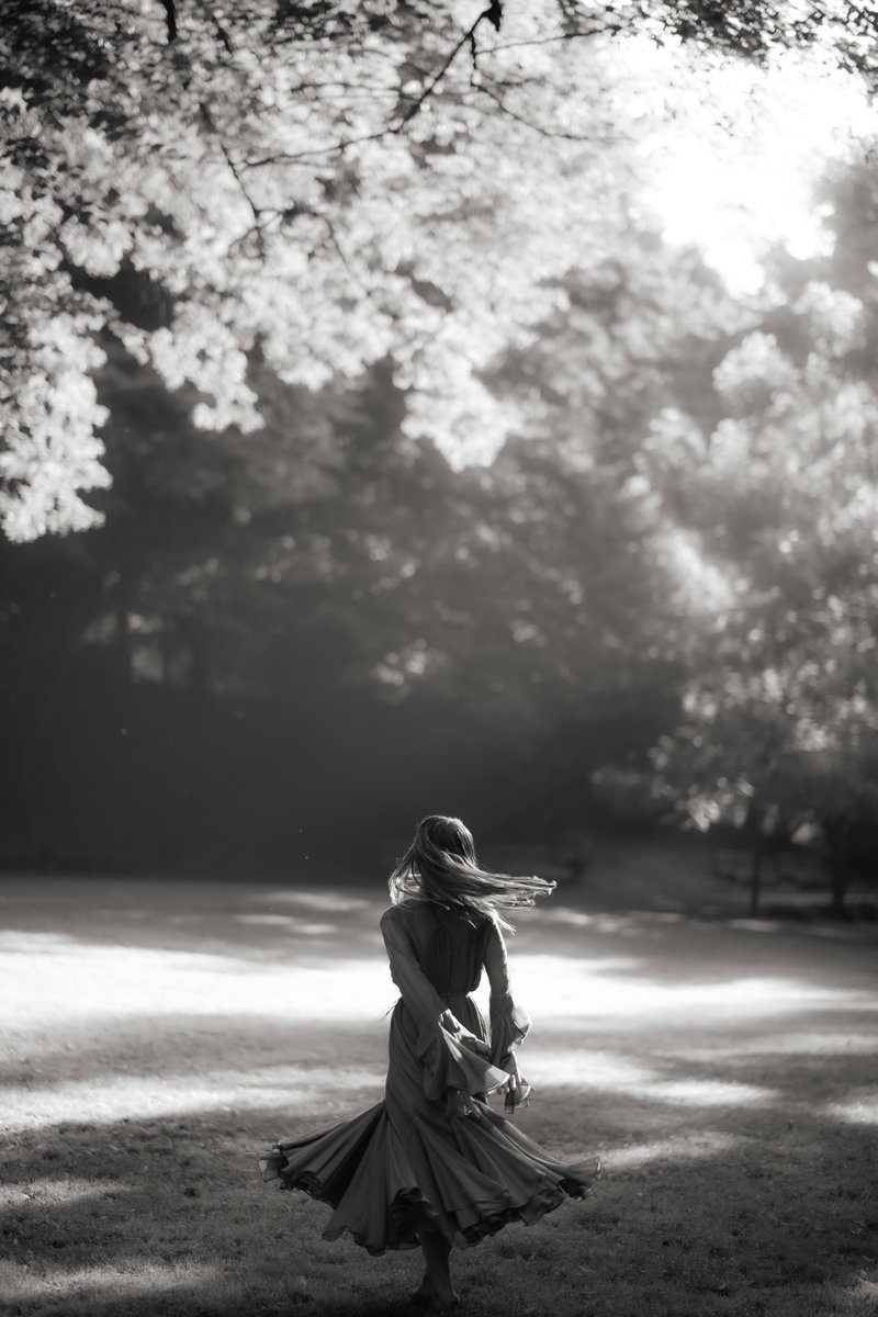 Quelle parole sommerse emergono all'alba morbide in un attimo svestito come rintocco sovraccarico

E una voce bassa scorre tra gli angoli bui dei ricordi raggomitolati nella testa

E s'annodano a notte fonda dipingere l'opaca quiete

📷Alina Chernii