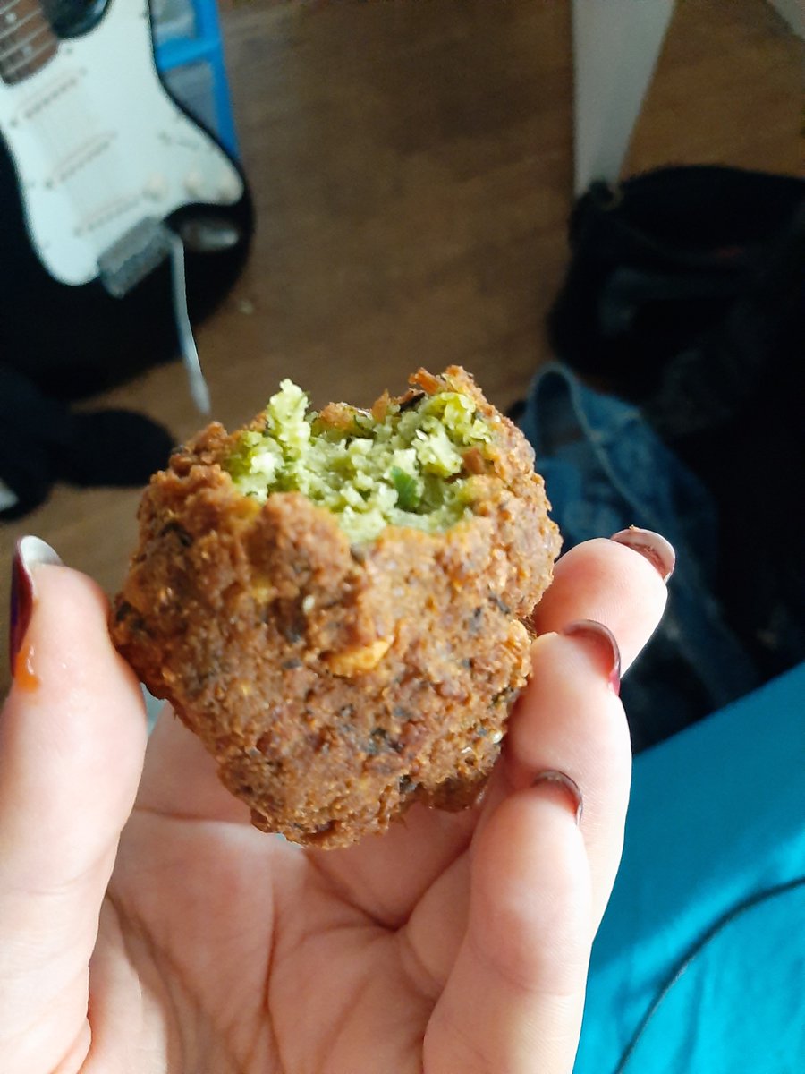 Burwida's tweet image. Le falafel il est si grooooos sa mère
