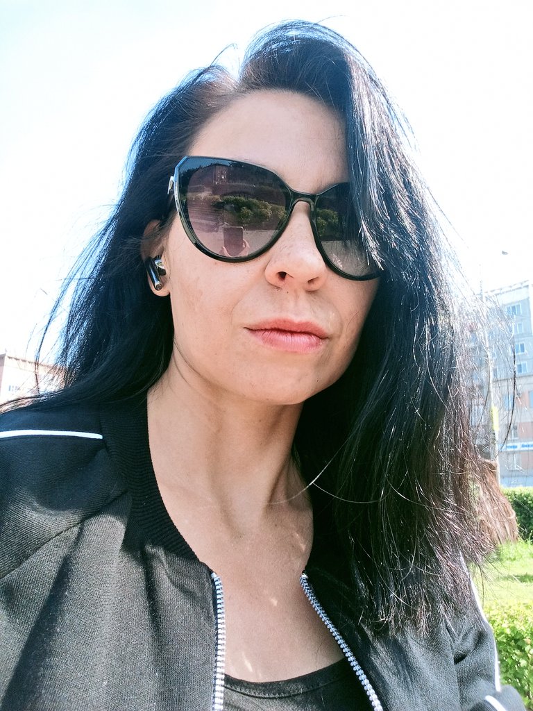 MadWindzor's tweet image. Вам снова придётся смотреть на Лизаветку, на меня и на кофе.