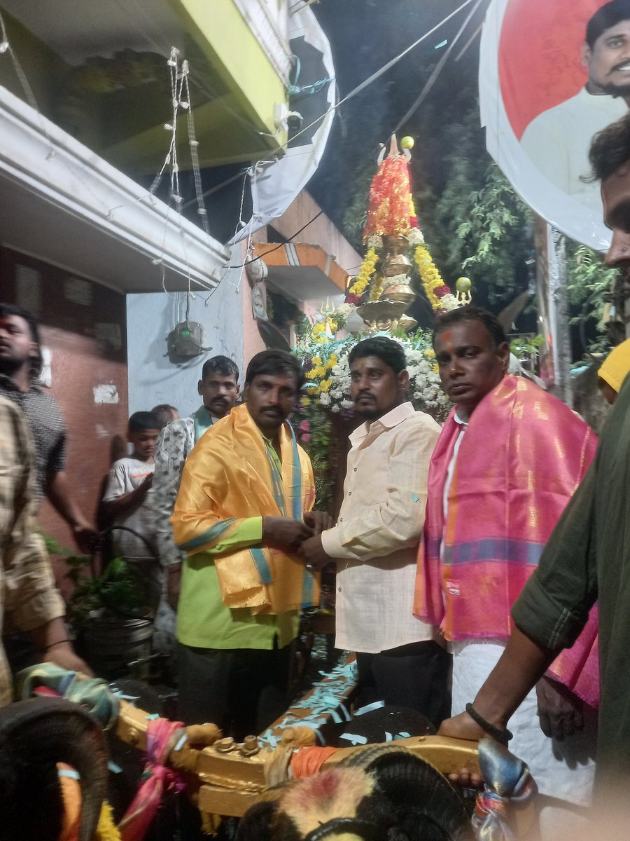 keshavkumar4951's tweet photo. ఆషాడ మాసం బోనాల సందర్భంగా పలు అమ్మవారి ఆలయాలను సందర్శించి మరియు పలారం బండి ఊరేగింపు కార్యక్రమంలో పాల్గొన్న  

బిజెపి  State leader
 శ్రీ T Keshav KUMAR కుమార్ గారు..

#bonalu2025 https://t.co/B56BUjSoiE