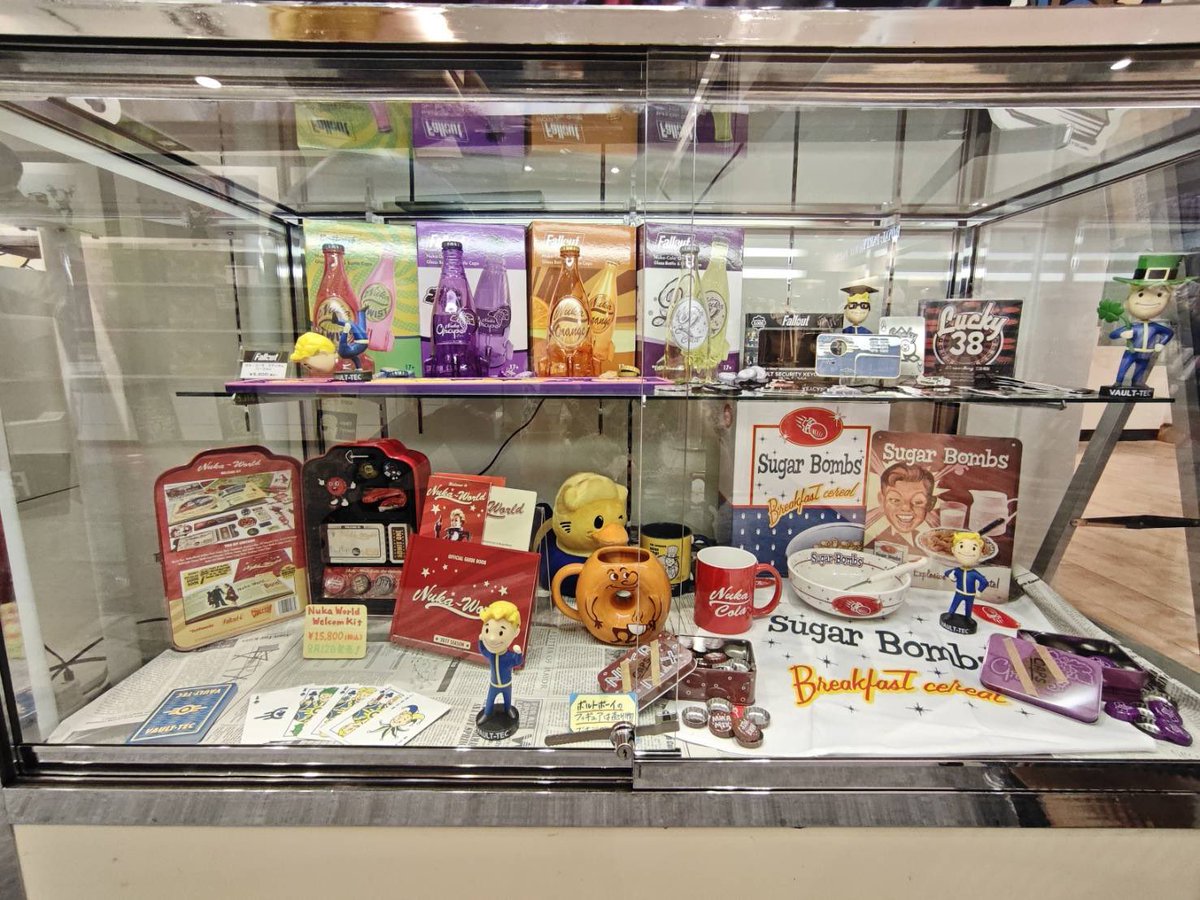 kappa_lily's tweet image. INFOLENS GEEK SHOP様の
「#Fallout Collection」池袋パルコB2会場内ショーケースにて、今回も私物のNuka World Welcome Kitを展示させてもらってます!
現在はオンラインで予約受付中、GEEK SHOP店頭では8月12日から販売予定だそうです!ぜひ店頭で見てみてください〜!
geekshop.infolens.com/collections/fa…