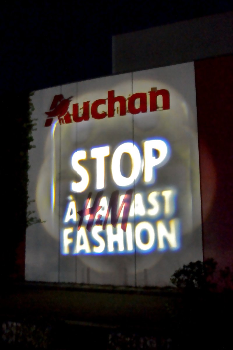 📢 Fin des soldes = fin du silence 🛍️
Hier à Auxerre, XR a projeté un message sur H&amp;M pour dénoncer la #FastFashion :
🌍 pollution
👩‍🏭 exploitation
👕 vêtements jetables
Nous voulons une mode sobre, éthique et durable.
#ExtinctionRebellion