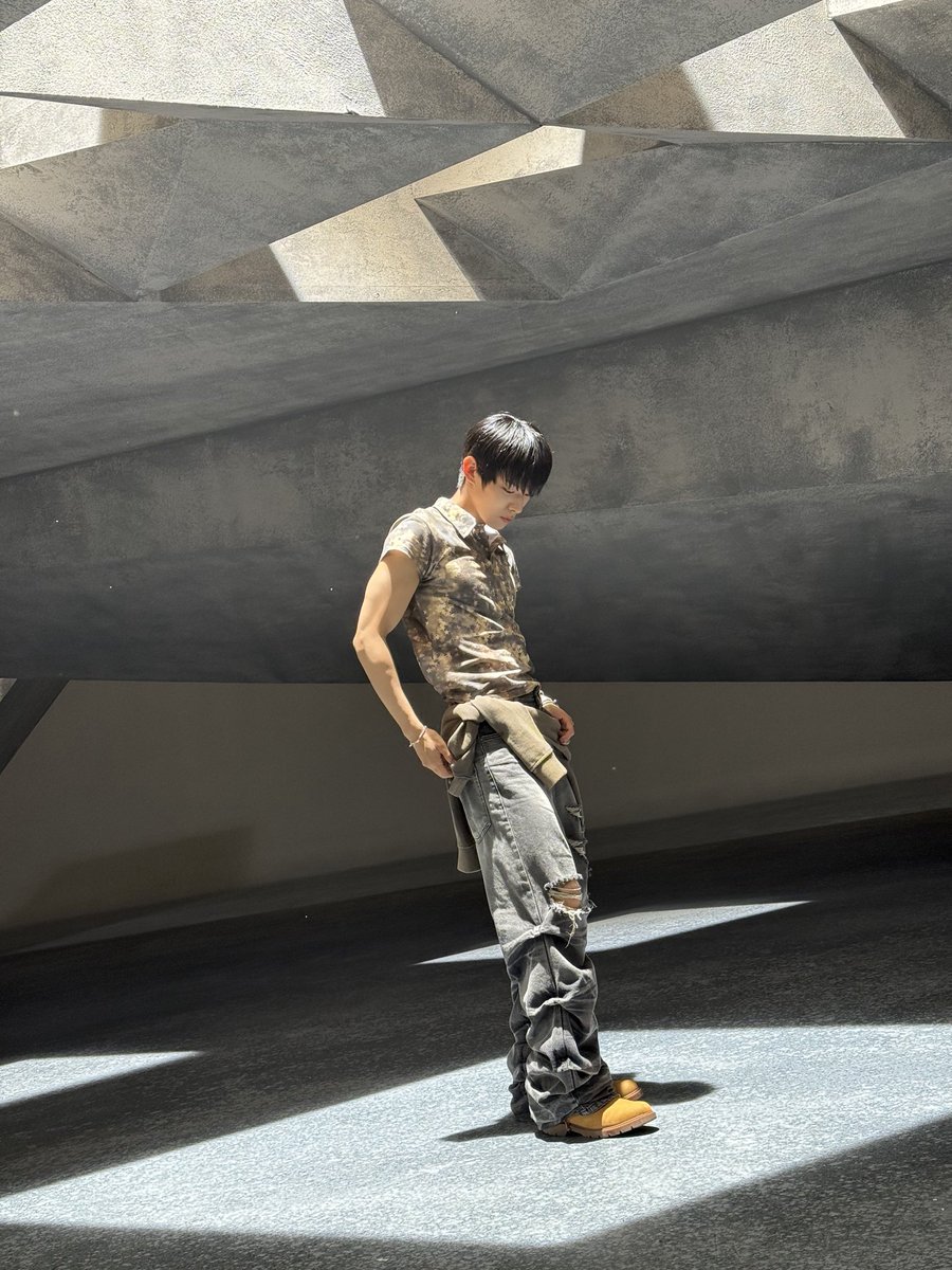 AHOF_official's tweet photo. Its not camo, it‘s stars⭐️

#AHOF #아홉  
#STEVEN #스티븐 https://t.co/0FE2LSSYkt