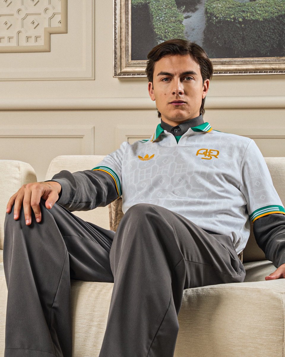 AtaqueFutbolero's tweet image. Paulo Dybala y la nueva camiseta de la Roma, uf. 🚬