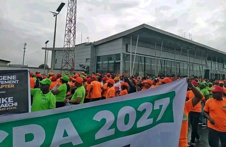 summakaya's tweet image. South-South leader of the coalition, His Excellency Rotimi Amaechi, is coming home today. Supporters are already waiting for his arrival at Port Harcourt International Airport.