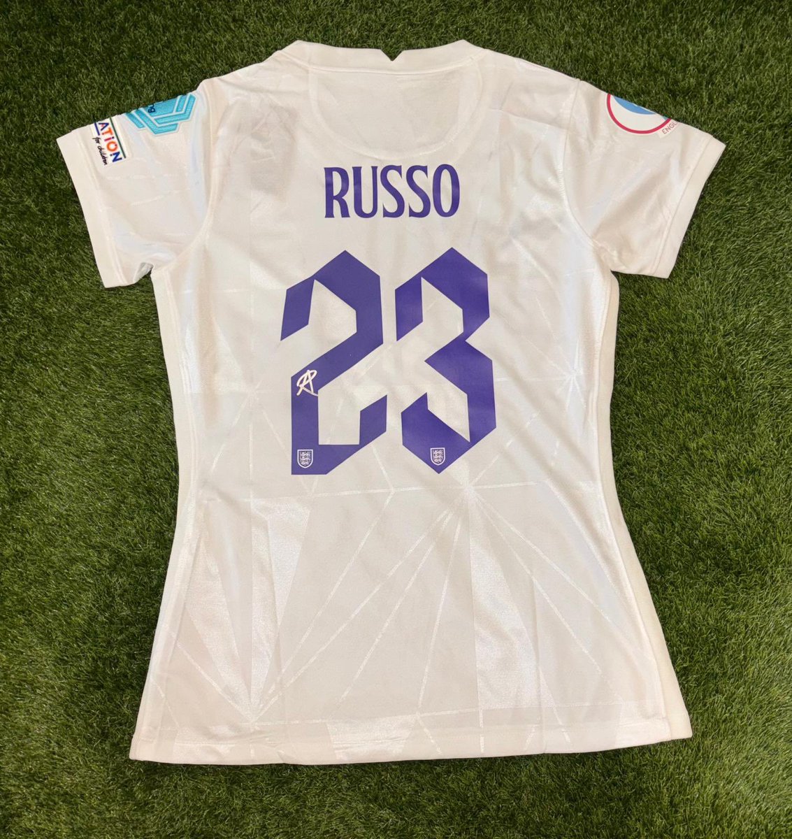 _ROMemorabilia_'s tweet image. Signed Alessia Russo England Lionesses Euro Winners 2022 shirt (not match worn to be clear) with Certificate of Authenticity ✍️
Can be framed with any 2 photos of your choice and name plaque 🖼️