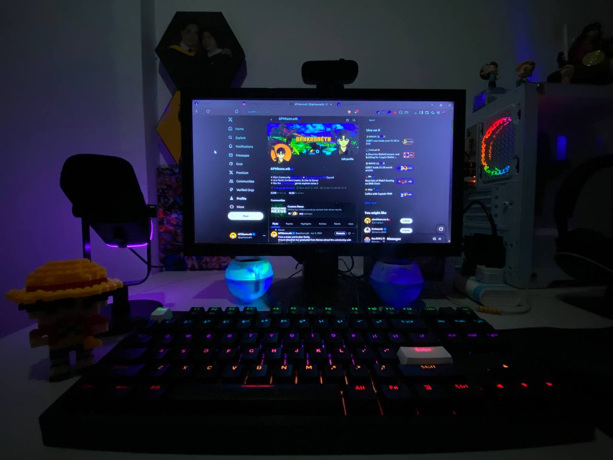 aphkenneth's tweet image. My laptop got confined for 3 weeks waiting for the CPU chip to arrive..
No choice but to rebuild my PC. Need to replace like 70% of the parts :)) cpu, mobo, ram, psu and casing lol
no GPU so can't play so many games rn :&lt;
my week = rip
gm folks