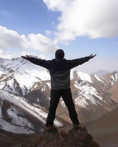 موقع خسته شدن 
به دو چیز فکر کن :

آنهایی که منتظر شکست تو هستند 
تا  به تو  بخندند . 

آنهایی که منتظر پیروزی تو هستند 
تا  با تو  بخندند .
